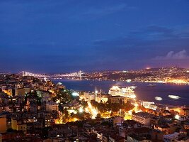 Istanbul: Stadtansicht bei Nacht, Lichter, Bosporus-Brücke