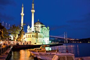 Mecidiye Moschee mit Uferpromenade, Nacht, beleuchtet, Bosporus