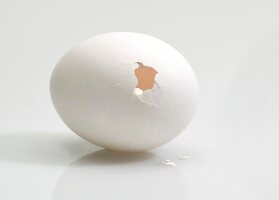 ein kaputtes weißes Ei