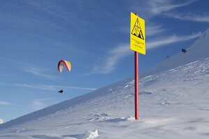 Winterlandschaft, Leutaschtal, Paragliding, gelbes Warnschild