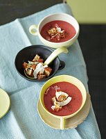 Rote-Bete-Suppe mit Süsskartoffeln, Kokos & Fladenbrotwürfeln