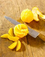 Orange wird filetiert, Orangenfilets Messer