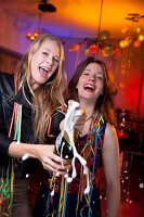 Zwei Frauen feiern Silvester mit Champagner