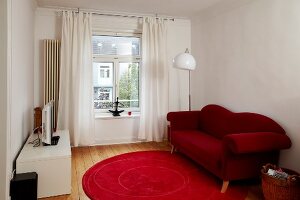 Wohnzimmer, Sofa, Teppich, rot, TV-Bank, Altbau