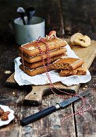 Gingerbread with figs and apple rings