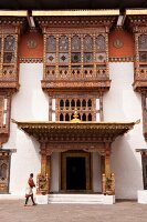 Bhutan: Klosterfestung Punakha, Hof, Mönche