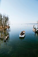 Mann in Boot auf See 