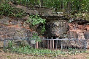 Saarland, Saarbrücken, am Halberg, Mithrashöhle, Zaun