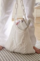 A white kitted shoulder bag with slubs and a braided pattern