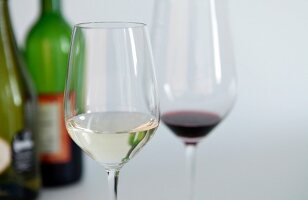 Weingläser und Weinflaschen
