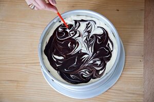 Marmor-Cheesecake, Schokoladensoße, Käsecreme, Schichten, mischen, Step
