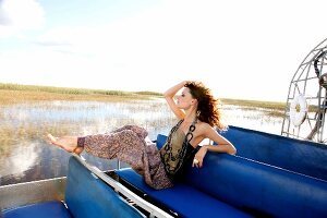Frau im Ethnolook auf einem Boot in den Glades
