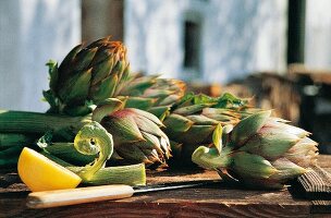 Italienisch kochen, Artischocken, Zitrone, Messer