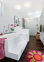 Badezimmer, schmal, Badewanne, Podest, Stufe, Dusche, offen