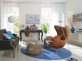 Wohnzimmer mit Stilmöbeln: Sofa in braun, Schreibtisch, Sessel, Tisch