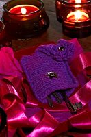 gehäkeltes Schlüsseltäschchen, lila pinkfarbenes Geschenkband