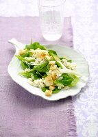 Spinach salad with croutons and cream cheese