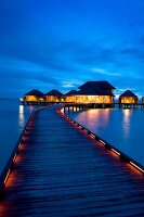 beleuchteter Steg ragt ins Wasser, Insel Dhigufinolhu, Malediven