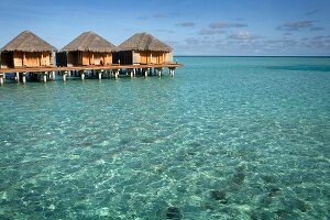 Lagune, Malediven Insel Dhigufinolhu Bungalowanlage im Wasser am Steg