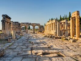 Türkei, Türkische Ägäis, Hierapolis, Hauptstrasse mit Nordtor, antik