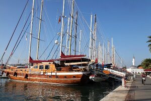 Türkei, Türkische Ägäis, Halbinsel Bodrum, Jachthafen, Moschee