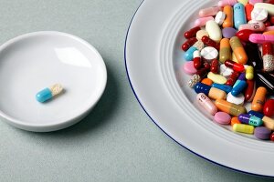 Tablettenmix auf einem Teller, eine Tablette in einer kleinen Schale