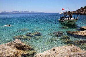 Türkei, Türkische Ägäis, Strand, Urlauber, Badebucht, Schiff