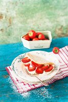 Biskuitomelett mit Sahne und Erdbeeren