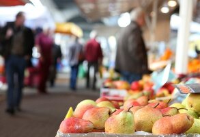 auf dem Markt, Marktstand mit frischem Obst