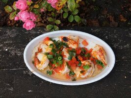 Niedersachsen, Insel Spiekeroog Knoblauchgambas im Restaurant