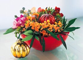 Vase fun, flower arrangement, flowers, flat red bowl