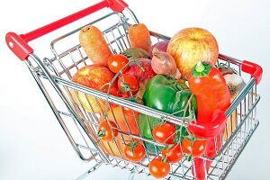 Einkaufswagen mit Gemüse und Obst, Lebensmittel