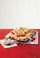 Marzipanstreusel mit Kirschen und Brombeeren