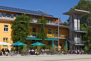 Freiburg, Quartier Vauban, Café, Restaurant,  Alfred-Döblin-Platz