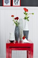 rote Beistelltische mit Vasen Blumenvasen, Blumen
