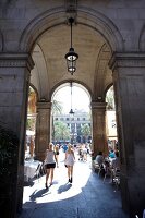 Barcelona, Eingang zum Plaça Reial Touristen