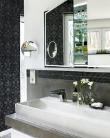 Badezimmer in anthrazit, Luxus, Spiegelschrank, Spiegel