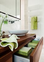 Bad mit Waschtisch aus Holz, Akazienholz, grüne Accessoires