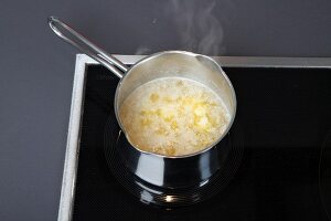 Butter schmelzen, im Topf, erhitzen, heiß machen, heiss