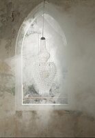 Glas-geblasene Lampe hängt vor einem Bogen-Fenster, Morchel, Kristallglas