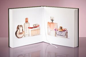 Parfüms als Buch, aufgeschlagen, von Bulgari, Esprit, Chloe, Lancome