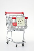 Einkaufswagen und @-Zeichen, Symbol Online Shopping