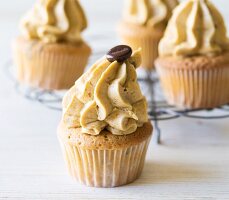 Kaffee-Cupcakes mit Buttercreme & Mokkabohnen