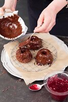 Sacher-Minigugelhupf zubereiten: mit Schokoladenglasur überziehen