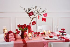 festlich gedeckter Tisch, Valentinstag, rot