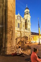 Deutschland, München, Odeonsplatz mit der Feldherrenhalle