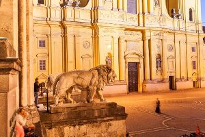 Deutschland, München, Odeonsplatz mit der Feldherrenhalle