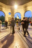 Deutschland, München, Tango-Tänzer im Hofgartentempel.