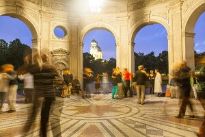 Deutschland, München, Tango-Tänzer im Hofgartentempel.