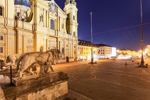 Deutschland, München, Odeonsplatz mit der Feldherrenhalle